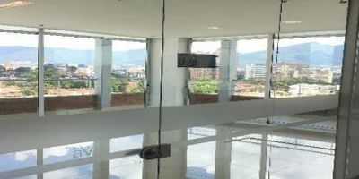 Oficina amoblada por cada 100 mts2, 1 parqueadero.  Zonas comunes, parqueadero de motos, bicicletas, ascensores, vigilancia y supervisores.  Canon más IVA