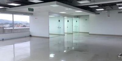 Oficina amoblada por cada 100 mts2, 1 parqueadero.  Zonas comunes, parqueadero de motos, bicicletas, ascensores, vigilancia y supervisores.  Canon más IVA