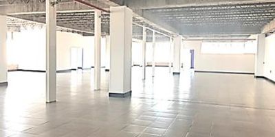 Oficina amoblada por cada 100 mts2, 1 parqueadero.  Zonas comunes, parqueadero de motos, bicicletas, ascensores, vigilancia y supervisores.  Canon más IVA