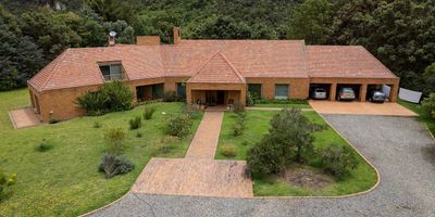 Codigo 11840. Encantadora casa campestre en Lagos de Yerbabuena, rodeada de exuberante vegetación en un terreno de 10157m². Con 684m² de construcción, ofrece 4 habitaciones con baño, apartaestudio, 5 terrazas para disfrutar de la vista, 3 garajes cubiertos y amplios jardines. Acabados de primera calidad en un conjunto cerrado, ideal para vivir en armonía con la naturaleza y el confort.