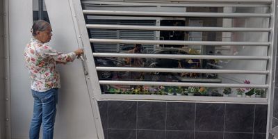 Edificio propiedad horizontal de 2 pisos con terraza para construir área construída 270 en locales comerciales y tres aparta -estudios