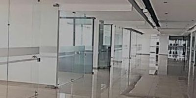 Oficina amoblada por cada 100 mts2, 1 parqueadero.  Zonas comunes, parqueadero de motos, bicicletas, ascensores, vigilancia y supervisores.  Canon más IVA