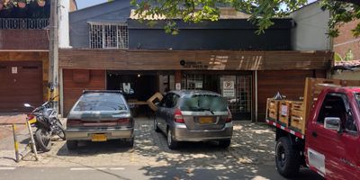 Excelente oportunidad: bodega en venta en Medellín, barrio Los Pinos, Antioquia. Este inmueble cuenta con una amplia área construida de 580 m², ideal para su negocio. Dispone de 4 baños y un parqueadero. Ubicada estratégicamente en el barrio Los Pinos, estrato 4, esta propiedad de 35 años de antigüedad ofrece funcionalidad y espacio. Es una opción sólida para empresas que buscan expandirse o establecerse en Medellín. Para conocer esta bodega en Los Pinos, contacte por WhatsApp o vea nuestros teléfonos.