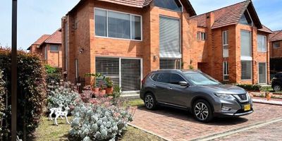 Codigo 11227. En venta casa de 2 niveles más altillo, con área de lote de 260 m2 y área construida de 131.52m2, con espacios muy acogedores para toda la familia ubicado en la vereda Bojacá en Chía en exclusiva Zona residencial y de alto desarrollo, cuenta con cómodas vías de acceso y cerca de la autopista, a 15 minutos del centro comercial fontanar y centro Chía, centros médicos, universidades, colegios y establecimientos comerciales. La casa cuenta con hall de entrada, sala-comedor con chimenea a Gas, cocina integral, 3 habitaciones, estudio, hall de alcobas, 2 baños más baño social, zona de lavandería, pisos en baldosa, terraza BBQ, 3 parqueaderos. Valor de administración $485.000 con dcto.