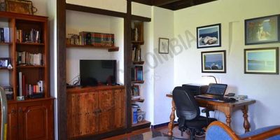 Codigo 6225. Venta casa campestre vereda Santa Cruz, Tenjo Cundinamarca. En la propiedad podrá encontrar amplios espacios, excelente iluminación y vista panorámica.La Parcelación cuenta con salón social, portería y recepción, vigilancia privada con sistema circuito cerrado de seguridad vigilancia veinticuatro horas, parqueadero para visitantes, parque infantil y terraza bbq.Su ubicación y excelentes vías de acceso y su cercanía le permitirán llegar con facilidad al casco urbano de Tenjo, Siberia, Tabio y Cajicá.