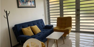 ? ¡Venta de Casa Esquinera en Alcázares, Manizales!

Descubre esta amplia y funcional casa de tres niveles, ideal para familias que buscan un hogar cómodo y bien distribuido. Ubicada en el tranquilo barrio de Alcázares, esta propiedad ofrece todo lo necesario para una vida familiar plena.

? Espacios Generosos: Con su distribución en tres niveles, la casa cuenta con un garaje doble cerrado y descubierto, una sala acogedora con chimenea, comedor y un baño auxiliar en el primer nivel. Además, una alcoba con baño privado para mayor privacidad.

?️ Zona de Descanso: El segundo nivel incluye cuatro habitaciones con clóset, una sala de televisión y un baño completo. En el tercer nivel, se encuentra la habitación principal con baño privado, una terraza y una amplia zona de ropas.

?️ Cocina Integral: La cocina está completamente equipada, ideal para quienes disfrutan de preparar sus comidas en un espacio práctico y funcional.

? Comodidad y Privacidad: Disfruta de la chimenea en la sala y de una terraza en el tercer nivel, perfecta para disfrutar de momentos al aire libre con vistas agradables.

? Estacionamiento y Accesibilidad: La propiedad cuenta con garaje doble, ofreciendo espacio para varios vehículos y mayor comodidad para la familia.

¡No dejes pasar esta oportunidad de adquirir una casa económica y bien ubicada en Alcázares, Manizales! Contáctanos para más información o para agendar una visita.


