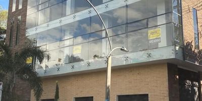 Excelente edificio para diferentes usos de Bodegas-Locales-Oficinas 4 niveles, vitrina comercial, 4 mts de altura cada nivel con posibilidad de mezzanine, energía trifásica de 75 kva, red de gas, excelentes acabados, se puede instalar malacate o ascensor de carga, amplios espacios, 4 matriculas inmobiliarias, cerca al poblado, muy buenas vías de acceso, alto flujo vehicular y peatonal, AREA DE LOTE – TERRENO 77.33 MTS.  ID: 18150