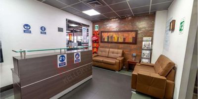 Codigo 8957. Excelente oficina de dos pisos, ubicada en el Centro Comercial Hacienda Santa Barbara. amplia vista, terraza de ochenta y seis m2, iluminación y ventilación natural. Cuenta con sala de juntas, tres salas de reunión, siete oficinas cerradas, cocina , comedor, dos baños privados y recepción. Se complementa de dos oficinas, la primera de doscientos once metros cuadrados mas terraza de ochenta y seis m2 y la segunda de ciento ochenta y cinco metros cuadrados. Cuenta con puerta ventana en cada oficina de salida a la terraza. Baños comunales en el piso, dos depósitos, dos parqueaderos, parqueadero del centro comercial.