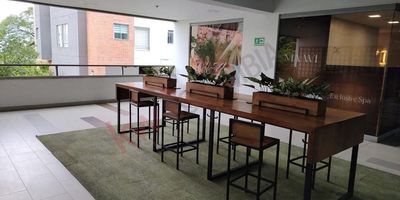 Codigo 11299. Local de 125,9 mtrs2, ubicado en el Mall Palmagrande, un lugar único en la Av las palmas que cuenta con un amplio portafolio de servicios, en los cuales encuentras Supermercado Euro, lineas de salud y belleza, marcas exclusivas de moda y accesorios, tienda de servicios, tiendas para mascotas, tiendas deportivas, restaurantes y tecnología, con espacios suficientes para parqueadero donde podras atender a tus clientes con comodidad, grandes o pequeños es el lugar ideal para tu negocio, el local cuenta con iluminación led, techo descolgado, cocineta, es ideal para servicios de comida, entidades bancarias, coworking, librerias cafe, mercado saludable entre otros, vigilancia 24 horas, actualmente se encuentra rentando.