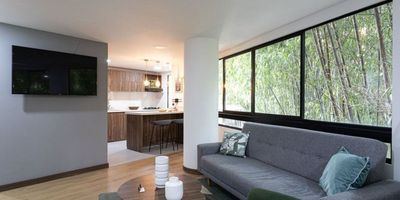 CESION DE DERECHOS.
Te presentamos este moderno proyecto en la loma del indio.
Este apartamento cuenta con habitación principal con baño y vestier, otra habitación con baño social, cocina abierta, sala, cuarto de ropas, cuarto útil y un parqueadero.
La unidad cuenta con un skyclub de 360 grados con Jacuzzi, BBQ, salón social y gimnasio.
Cercano a centros comerciales, iglesia, a 5 minutos del túnel de oriente, buenas rutas de acceso a buses públicos.
El apartamento se entrega con hermosos acabados.
Entrega programada aproximada Diciembre 2025 o primer trimestre 2026
¡Que estas esperando para conocer este hermoso apartamento!