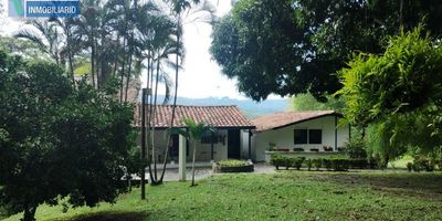 Finca para la venta de 3.357,55 metros cuadrados de área de lote aproximada, de los cuales 276,56 corresponden a área privada construida aproximadamente; que se compone de casa principal prefabricada y casa de construcción tradicional para el mayordomo. Cuenta con piscina, parqueadero para visitantes con capacidad entre 10 y 15 vehículos, zonas verdes, solárium y cuarto útil. En vía hacia Santafé de Antioquia, con cercanía a colegios, supermercados y aproximadamente a 5 minutos del parque principal (en vehículo).Nota: el valor de venta no incluye el contenido de enseres ilustrados en las imágenes y el video publicado