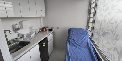 ? ¡Venta de Consultorio recién remodelado en Los Rosales, Manizales!

Este práctico y moderno consultorio está ubicado en el prestigioso sector de Los Rosales, ofreciendo un ambiente perfecto para profesionales de la salud que buscan un espacio acogedor y bien ubicado.

? Tamaño Ideal: Con un área privada de 19.8 m², este consultorio cuenta con una habitación cómoda y un baño privado, perfecto para consultas y atención personalizada a los pacientes.

? Ubicación Estratégica: Situado en un 2do piso, el consultorio está en una de las zonas más solicitadas de Manizales, ofreciendo fácil acceso tanto para médicos como para pacientes.

? Características Adicionales: El edificio cuenta con todas las facilidades que garantizan un entorno profesional y seguro, perfecto para el desarrollo de tu actividad.

¡No dejes pasar esta oportunidad! Adquiere este consultorio en Los Rosales, un espacio bien ubicado y con todo lo necesario para tu práctica profesional. Contáctanos para más detalles y agendar una visita.


 
