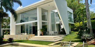 Excelente casa en condominio  moderna , de dos pisos en el sector de Pance , iluminada  .Piso Uno consta de  Sala, comedor,  persianas eléctricas ,sala de TV, terraza, Piscina, jacuzzi, zona verde alrededor de la casa ,baño social , closet  comedor auxiliar , zona de oficios, cuarto de servicio con baño, habitación con closet, cocina integral tipo americano. Piso Dos:  estudio con baño completo, closet de linos, dos habitaciones con closet y baño , habitación principal con Vestier y baño  .  Parqueadero para 4 vehículos con puerta eléctrica.