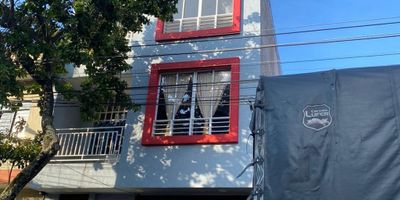 Excelente edificio de tres pisos ,  ideal para inversion  ,comercial y residencial  consta en primer piso: bodega doble altura ,baño  , segundo y tercer piso cada uno con dos  Apartamentos distribuidos  : Sala, comedor, cocina  integral, zona oficios, 2 cuartos, baño,rentando.