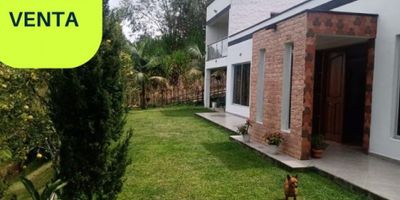 Si estás buscando una finca en un entorno tranquilo y rodeado de naturaleza, esta propiedad ubicada en El Carmen de Viboral, Antioquia, es perfecta para ti. Con un área de terreno de 1100 M2, tendrás espacio suficiente para disfrutar de la calma del campo y vivir en una verdadera casa campestre.

El inmueble cuenta con una amplia área construida de 260 M2, distribuidos en 4 cómodas alcobas y 4 baños, ideales para acomodar a tu familia y recibir a tus amigos o huéspedes. Además, dispone de un espacioso garaje, para que puedas guardar tus vehículos de manera segura y contar con mayor comodidad en tu día a día.

Al ingresar a la propiedad, podrás notar sus características internas que la hacen aún más atractiva. El agua y la electricidad llegan a la finca de manera eficiente, y podrás disfrutar aún más de la vista panorámica gracias a su amplio balcón. Además, la habitaciónes cuentan con baño privado, perfecto para tener mayor privacidad y comodidad.

En su interior, también encontrarás una biblioteca o estudio, perfecto para trabajar o estudiar desde casa. Los clósets integrados te brindarán el espacio necesario para guardar tus pertenencias, y la cocina integral te ofrece todo lo necesario para preparar tus comidas favoritas. En cuanto a sus características externas, esta finca cuenta con árboles frutales en su extenso jardín, ideales para disfrutar de frutas frescas y orgánicas. Además, tiene amplias zonas verdes que te permitirán conectar con la naturaleza, hacer actividades al aire libre y relajarte en un ambiente tranquilo y seguro.


¡No pierdas la oportunidad de hacer de este inmueble tu nuevo hogar!

Contáctanos ahora para conocer más detalles y agendar una visita.

¡Te esperamos! 

CONGENIA INMOBILIARIA?
Administradores de sueños?
