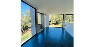 HERMOSA CASA CAMPESTRE RODEADA DE BOSQUE A POCOS MINUTOS DE LA CIUDAD. EL ENCANTO DE ESTA CASA NO SE COMPARA, 400M2 DE ESPACIOS ABIERTOS, LLENOS DE DISEÑO Y CONFORT, CON FACHADAS ABIERTAS PARA APRECIAR LOS JARDINES Y EL BOSQUE QUE LO RODEA. FRESCA, AMPLIA CON ILUMINACION NATURAL, ESTA PROPIEDAD ESTA PENSADA PARA EL DISFRUTE, Y LA TRANQUILIAD. NO TE PIERDAS LA OPORTUNIDAD DE CONOCERLA.
