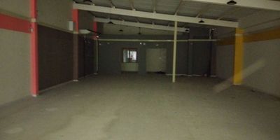 + IVA. Descubre este amplio LOCAL, ubicado en una zona privilegiada de la ciudad. Con 230 metros cuadrados y 2 baños, es ideal para emprender tu negocio. Su diseño moderno y espacioso lo convierten en una excelente oportunidad de inversión. ¡No pierdas la oportunidad de adquirir este inmueble único! Contáctanos para más información.