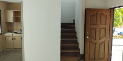 Descubre la elegancia y comodidad en este exclusivo apartamento de 3 habitaciones y 2 baños, con 120 metros cuadrados de espacio para disfrutar en cada rincón. Con 2 parqueaderos para tu conveniencia, este hogar es ideal para quienes buscan un estilo de vida sofisticado. Ubicado en una zona privilegiada, este inmueble es la combinación perfecta entre lujo y funcionalidad. ¡Haz de este lugar tu nuevo hogar y vive una experiencia única!