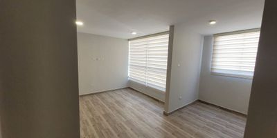 Descubre la comodidad y elegancia en este encantador apartamento de 2 habitaciones y 2 baños. Con 56 metros cuadrados de espacio bien distribuido, cada rincón ha sido diseñado para brindar confort y funcionalidad. Además, cuenta con 1 parqueadero para tu comodidad. Ubicado en una zona privilegiada, este hogar te ofrece la tranquilidad que buscas sin alejarte de la ciudad. ¡Haz de este lugar tu nuevo refugio!