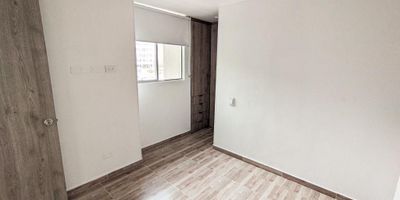 Descubre la elegancia y comodidad en este encantador apartamento de 2 habitaciones y 2 baños. Con una distribución inteligente de 57 metros cuadrados, cada rincón ha sido diseñado para brindarte confort y funcionalidad. Desde su luminoso salón hasta la cocina equipada, cada detalle refleja calidad y buen gusto. Ubicado en una zona privilegiada, disfrutarás de vistas impresionantes y acceso a servicios exclusivos. ¡Haz de este lugar tu nuevo hogar y vive una experiencia única!