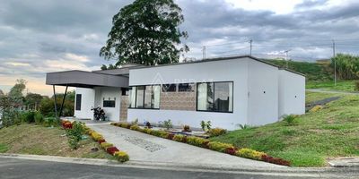 Casa campestre en venta, su ubicación es privilegiada ya que se encuentra a solo 700 metros (por destapada) de la autopista del café. Cuenta con buen transporte publico, clima fresco, supermercados cercanos, avistamiento de aves, reservas naturales y vías principales cerca como lo son la vía Armenia y Condina. Cabe mencionar su cercanía con el aeropuerto internacional Matecaña y pueblos del Quindio como lo son Salento, Filandia, Montenegro entre otros.

Cuenta con lote de 1.577m2 ondulado con vista al atardecer,  kiosko con depósito y barra con lavaplatos.
En su interior se encuentra una amplia puerta principal, baño de servicio, estudio con biblioteca, chimenea a gas (cuenta con gas domiciliario), sala-comedor con doble altura y suficiente iluminación natural. La cocina es abierta con ventana al exterior y aparte una zona de lavandería independiente, luego el hall conduce a 4 habitaciones todas con baño y dos de ellas con walking closet.