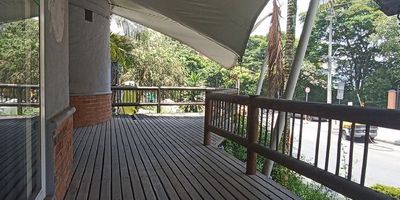 Código: 775595 Se arrienda local comercial en envigado sobre la trasversal intermedia, con muy buena ubicación sobre vía principal,con 200 M2, red de gas, baños y cocina. , A solo unos pasos, encontrarás la estación de metro que te llevará en minutos a cualquier punto de la ciudad, facilitando tus desplazamientos diarios. Además, varias líneas de autobuses pasan cerca, asegurando que siempre tengas una opción rápida y cómoda para moverte. La zona cuenta con ciclovías bien diseñadas y seguras, perfectas para tus paseos o para llegar rápidamente a tu destino. Para descubrir más acerca de las increíbles propiedades que ofrecemos, te invitamos a visitar nuestra página web: https://www.rentamospropiedadraiz.com/