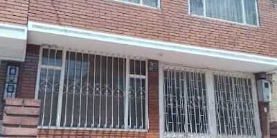 Amplia casa en el barrio Argelia, a una cuadra de la avenida Boyacá. de 6mts de frente  por 25 de largo. Consta en el primer piso con antejardin, garaje con espacio para dos carros, apartamento, cocina amplia, baño y patio cubierto. En el segundo piso 4 amplias habitaciones, dos de ellas tienen closet, 2 baños. En el tercer piso amplia terraza y cuarto de San Alejo.
