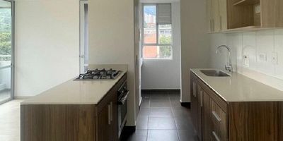 Código: 775599 Imagina despertar cada mañana en este acogedor apartamento de 3 habitaciones y 2 baños, con espacio de sobra para toda la familia. Con 95 metros cuadrados. Además, cuenta con 1 parqueadero para tu comodidad. La ubicación es perfecta, cerca de todo lo que necesitas. Además, varias líneas de autobuses pasan cerca, asegurando que siempre tengas una opción rápida y cómoda para moverte. La zona cuenta con ciclovías bien diseñadas y seguras, perfectas para tus paseos o para llegar rápidamente a tu destino ¡Contáctenos hoy para programar una visita y descubra su próximo hogar! Para descubrir más acerca de las increíbles propiedades que ofrecemos, te invitamos a visitar nuestra página web: https://www.rentamospropiedadraiz.com
