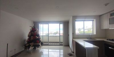 Apartamento moderno en Arriendo ubicado en el sector de Alamos de fácil acceso y ventilación e iluminación natural. Cuenta con tres alcobas y dos baños, pisos en porcelanato, sala-comedor, estufa y calentador a gas, cocina integral tipo americano, zona de ropas y balcón. En conjunto cerrado con ascensores, piscina, gimnasio, salon comunal, sauna/turco, parques infantiles, placa polideportiva, zonas verdes, un parqueadero cubierto y planta eléctrica. Ademas con circuito cerrado de tv y vigilancia las 24 horas. *Inmuebles sujetos a verificación de disponibilidad.*
