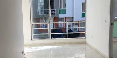 Apartamento para la Venta y el Arriendo con muy buena ubicación en Condina de facil acceso, cuenta con sala-comedor, pisos en ceramica, tres habitaciones y un baño, cocina integral meson en granito, estufa y calentador a gas, zona de ropas. En conjunto cerrado con Piscina,  salón comunal, gimnasio y un parqueadero cubierto. Con vigilancia y portería las 24 Horas.  *Inmuebles sujetos a verificación de disponibilidad.*
