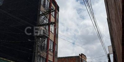 Se vende terreno de 140M2 con casa de un nivel que consta de 3 habitaciones, 2 baños, sala y comedor. Ubicado cerca de la Av. Boyacá, a una cuadra de la Calle 80 y muy cerca de la Av. Calle 72. Zona de alta valorización, ideal para proyecto de apartamentos o uso residencial. Excelente ubicación y gran potencial de desarrollo. Precio negociable.