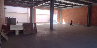 Bodega para arriendo en el barrio La América, Medellín, Antioquia. Ubicada en el segundo piso, esta propiedad para estrenar ofrece 290 m² de área construida y privada, ideal para adecuar según sus necesidades. Cuenta con un parqueadero y forma parte de un complejo que brinda vigilancia y acceso a zona de gimnasio. Estrato 3. Interesados en esta bodega funcional pueden contactarnos para más información usando WhatsApp, la opción "quiero que me contacten" o consultando nuestros teléfonos.