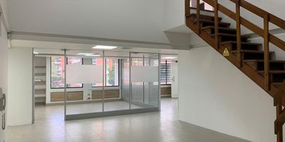 Oficina en arriendo en edificio empresarial ubicacion estrategica sobre la Av principal, con facil acceso a servicios complementarios de centros comerciales, rutas de transporte. Piso en porcelanato, 5 espacios, dos niveles, baños, cocineta, cableado de red, techo cielo raso, aire acondicionado y parqueaderos cubiertos. Edificio con ascensor, auditorio. vigilancia 24 horas, citofonia y circuito cerrado de tv. *Inmuebles sujetos a verificación de disponibilidad.*

