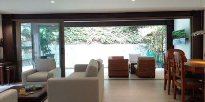 Casa en arriendo en unidad cerrada cerca a centros comerciales, restaurantes, servicios complementarios y rutas de transporte publico. Piso en porcelanato y madera laminada, dos niveles, puerta de seguridad, sala comedor, chimenea, estudio, estar de tv, biblioteca, 3 alcobas con baño en cada una, cocina integral abierta tipo americano, alcoba y baño de servicio, terraza, jardin y parqueaderos (2 cubiertos). Piscina, gym, sauna, parque infantil, placa polideportiva, cancha d e squash, zonas verdes, vigilancia 24 horas, citofonia y circuito cerrado de tv. Inmuebles sujetos a verificación de disponibilidad.

