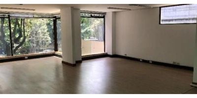 La oficina se encuentra en el siguiente estado:
Cuenta con sala de juntas
Cocineta, 2 baterías de baño
Cuarto de servidor
Área libre para ubicación de puestos de trabajo
Iluminación led, Piso Laminado
Oficina con opción de venta : Valor $990.000.000

Tiene accesos cercanos a servicios financieros, hoteles, restaurantes entre otros.
