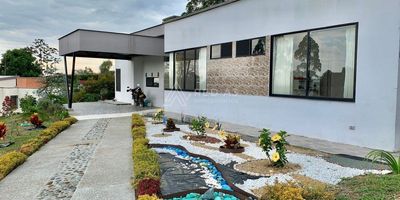 Casa campestre en arriendo, su ubicación es privilegiada ya que se encuentra a solo 700 metros (por destapada) de la autopista del café. Cuenta con buen transporte publico, clima fresco, supermercados cercanos, avistamiento de aves, reservas naturales y vías principales cerca como lo son la vía Armenia y Condina. Cabe mencionar su cercanía con el aeropuerto internacional Matecaña y pueblos del Quindio como lo son Salento, Filandia, Montenegro entre otros.

Cuenta con lote de 1.577m2 ondulado con vista al atardecer,  kiosko con depósito y barra con lavaplatos.
En su interior se encuentra una amplia puerta principal, baño de servicio, estudio con biblioteca, chimenea a gas (cuenta con gas domiciliario), sala-comedor con doble altura y suficiente iluminación natural. La cocina es abierta con ventana al exterior y aparte una zona de lavandería independiente, luego el hall conduce a 4 habitaciones todas con baño y dos de ellas con walking closet.