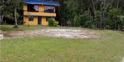 Venta de espectacular casa lote en condominio campestre cerrado. Cuenta con lago,sendero ecologico,piscinas,kiosco, canchas sintética y arboles frutales. Tiene una casa prefabricada, el pirmer nivel con cocina sencilla,baño,sala comedior y 2 alcobas. El segundo nivel con 1 baño,corredor,4 alcobas y  la habitación principal con baño. El kiosco tiene habitación para herramientas. La segunda casa es en material y  cuenta con 2 alcobas y un salón de juegos de 80 mts aproximadamente. 
