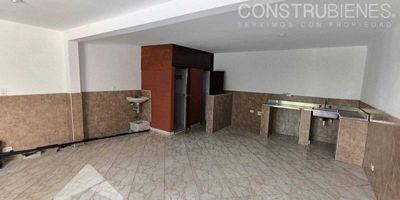 Este local es una excelente opción para ti, esta ubicado en el sector de San Francisco, Itagüí(Ant). Tiene una gran ubicación, buen sector comercial, acceso al servicio publico, con buen transito de personas. Cerca a la parroquia San Francisco. CANON + IVA.

Cuenta con  1 cocineta, 1 baño, 1 lava escobas y un área de 40 M² aproximadamente. Piso en ceramica.

Comunícate al 3104289911 para brindarte una mejor asesoría.