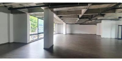 Edificio ubicado en zona comercial y financiera en el sector del Chico, su ubicación estratégica permite tener doble visibilidad.
El edificio cuenta con tres pisos, más terrazas piso 1 y piso 2, baños y corredores, dos sótanos de parqueaderos, una escalera principal, un ascensor.
Actualmente está adecuado para local comercial.
*Por norma y diseño estructural, se pueden construir tres pisos adicionales a los existentes.

ÁREA : 1 .045,86 m²
ÁREA TERRAZAS: 352,28 m²
PARQUEADEROS: 58
