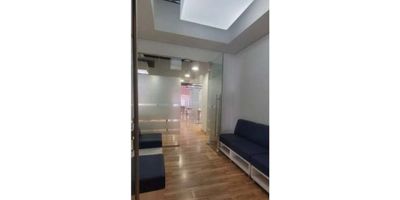 El edificio cuenta con Planta de suplencia total, Control de acceso peatonal vehicular y circuito cerrado de televisión, Cuarto de monitoreo y control de seguridad, Vigilancia privada 24 horas, Sala de Juntas completamente dotada para más de 25 personas, terraza, comedores para empleados, parqueo para visitantes.

Oficina area 96,48 m2 en obra blanca características:
• Piso Laminado: Espacios modernos y de fácil mantenimiento.
• Iluminación Natural: Luz natural que crea un ambiente de trabajo agradable y productivo.
• Oficinas Privadas: Espacios diseñados para ofrecer privacidad y concentración.
• Recepción: Área de bienvenida para recibir clientes y visitantes.
