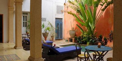 La casa está situada en el Centro Histórico de Santa Marta. A una cuadra del parque de los novios y diagonal al palacio de justicia.

Tiene 460m2. De construcción y 240m2 de terreno. Se vende (si el cliente quiere)totalmente amueblada, con los muebles traídos de la India y de USA, cuenta con 6 cuartos con abanicos y aires acondicionados. Todos tienes su baño privado y clósets. 


El primer piso tiene un jardin interior con una pequeña piscina y ducha de cobre al aire libre, sala, comedor, cocina completamente equipada, dos cuartos; cuarto Principal grande con baño, closet y cuarto grande de empleada con su baño y closet, dos baños de visita, y cuarto de maquinas.

En el  segundo piso tiene un gran corredor con cuatro cuartos totalmente amueblados ( dos medianos y dos grandes con sus baños y clósets) uno de los grandes tiene balcon. La terraza en el tercer piso con vista al centro y a las montañas de la Sierra nevada, también cuenta con ducha de cobre al aire libre y tumbonas, la terraza es ideal para tomar el sol por el día y un sitio de reunión por la noches. 

También sería ideal para Restaurantes o cualquier servicio comercial. 
Es una casa Republicana totalmente renovada y ampliada con muebles importados de la India y el diseño interior muy acorde a los muebles.
