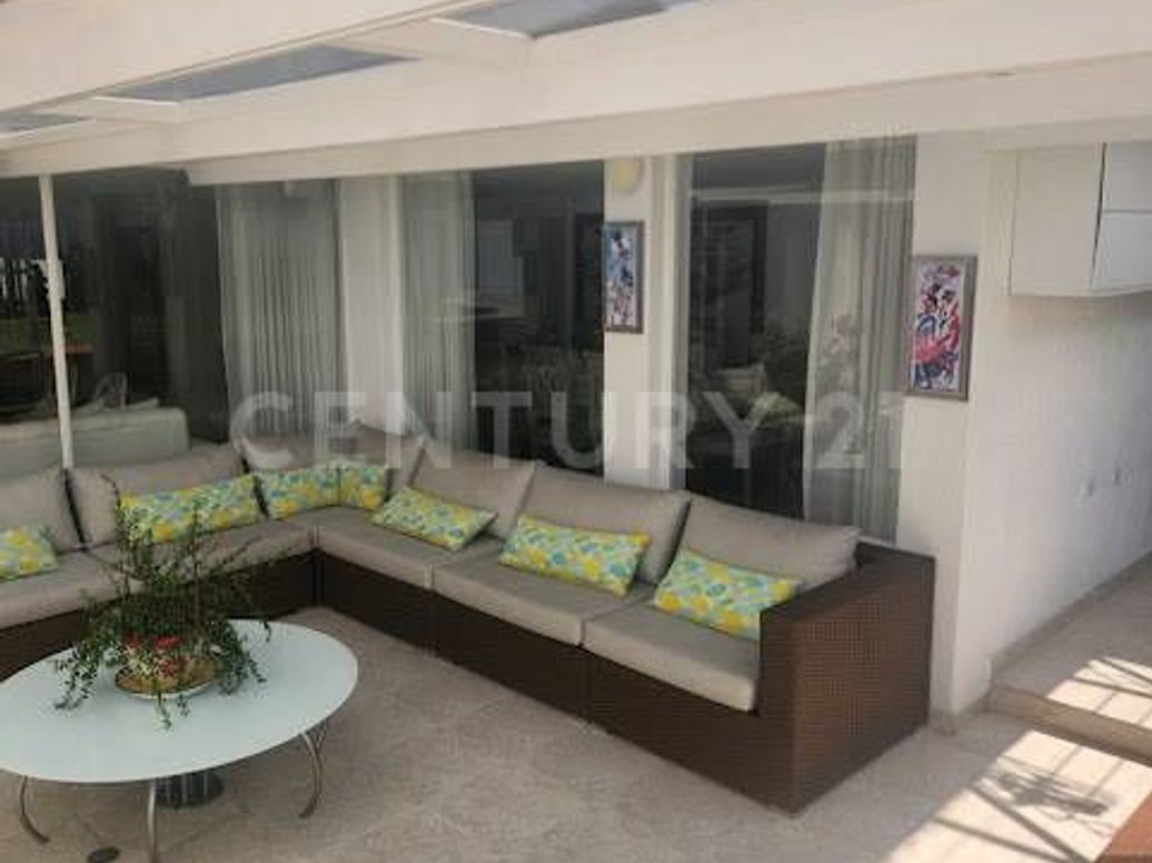 Casa de 4 alcobas en venta en Niza, Bogotá, 350 m² · foto 2 de 20