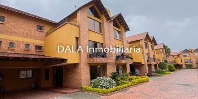 DALA Inmobiliaria vende hermosa casa en Chía - Cundinamarca, ideal para ti, Sumérgete en la tranquilidad y privacidad de este espectacular inmueble, ubicado en un excelente sector. Sus amplios espacios y buena iluminación te brindarán una sensación de bienestar en cada rincón, consta de: sala con chimenea, comedor independiente, amplia cocina integral tipo americano, zona de lavanderia independiente, alcoba de servicio con baño privado, patio cubierto con bbq, baño social, segundo nivel: alcoba principal con hermoso balcon, baño privado con tina y walking closet, dos alcobas auxiliares con closet, un baño auxiliar, tercer nivel: zona de tv o estudio, dos alcobas auxiliares con closet, un baño auxiliar, dos balcones, dos altillos, no tendrás que preocuparte por el estacionamiento, ya que cuenta con parqueaderos para 2 carros cubierto, conjunto cerrado, salon social, parque infantil, cancha multiple, vigilancia 24 horas, cerca de vias principales y transporte publico.

¡No dejes pasar esta oportunidad única de vivir en un paraíso campestre! Contáctanos en DALA Inmobiliaria y descubre cómo hacer de esta casa tu nuevo hogar. ¡Te esperamos con los brazos abiertos! Cod 1756 A - L...
