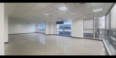 Oficina area total 326,74 m2 en obra blanca, en excelente estado, cuenta con 8 parqueaderos.

El Edificio cuenta con las siguientes características
• 10 pisos de altura, planta de suplencia total
• Tanque de reserva de 100.000 lts
• Comedor para 30 personas piso 10
• Auditorio para 100 y 50 personas
• Arco detector de armas y metales
• Servicio de perros antiexplosivos, 60 cámaras de seguridad, sistema de detección contra incendios
