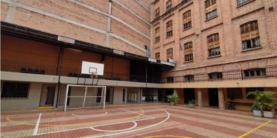Edificio de 5 niveles a la venta en el centro de Medellín. Operaba una sede de la universidad autónoma latinoamericana. En el primer nivel esta ubicada una amplia cocina, comedor y 2 oficinas, 2 salones grandes por piso, 6 oficinas, entrada para puerta camión, excelente ubicación. NO dejes pasar esta gran oportunidad!
