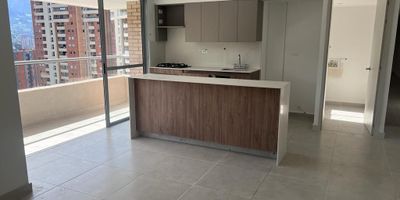 Codigo 15598. Se vende hermoso apartamento de 78 metros cuadrados, con excelente vista a la zona verde y zonas comunes. Cuenta con 2 habitaciones mas estudio o tercera habitación. La habitaciones principal con vestier independiente y baño privado. Cocina integral abierta a la zona social, zona de ropas independiente, iluminado y con ventilación natural. Tiene parqueadero y cuarto útil, cerca a colegios, supermercados, cerca del Centro Comercial Mayorca, transporte publico desde y hacia el metro. Zona tranquil