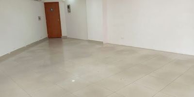 Oficina o local interior, excelente edificio, muy buena ubicación.  Canon más IVA.