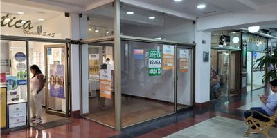 ¡Increíble oportunidad de inversión en el corazón de Medellín! Se vende un local esquinero en un concurrido centro comercial del Centro de Medellín, una ubicación privilegiada que ofrece una alta afluencia de visitantes y un entorno vibrante. cuenta con un area de 28,64m2, contáctanos para mas información. Renta en 2.400.000. Administración: 790.609
