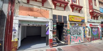 El local ubicado en el centro de la ciudad, frente a la plaza de las Nieves, es un espacio privilegiado para cualquier tipo de actividad comercial o de servicios. Con una ubicación envidiable, se encuentra en una zona de gran afluencia peatonal y de tráfico vehicular, lo que lo convierte en un lugar ideal para emprendedores que buscan una amplia visibilidad y exposición de su negocio. Además, su cercanía a lugares de interés turístico, restaurantes y tiendas lo hace aún más atractivo para los consumidores. El local cuenta con un amplio espacio disponible y una distribución abierta, lo que permite adaptarlo a las necesidades de cualquier negocio y hacerlo cómodo y acogedor para los clientes. Sin duda, una excelente opción para aquellos que buscan una ubicación estratégica y conveniente en el corazón de la ciudad.