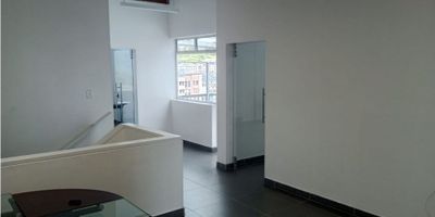 INMOBILIARIA JNQ te afrece Casa en arriendo para uso indtitucional   o comercial sector Av Santander, consta de cinco espacios tres baños, cocina sencilla,  parqueadero, pisos en cerámica, parqueadero de visitantes, excelente ubicación zona residencial, cerca a supermercados, colegios/universidades,  parques, transporte publico.

INFORMES:3167421653   3127770350  8830190

